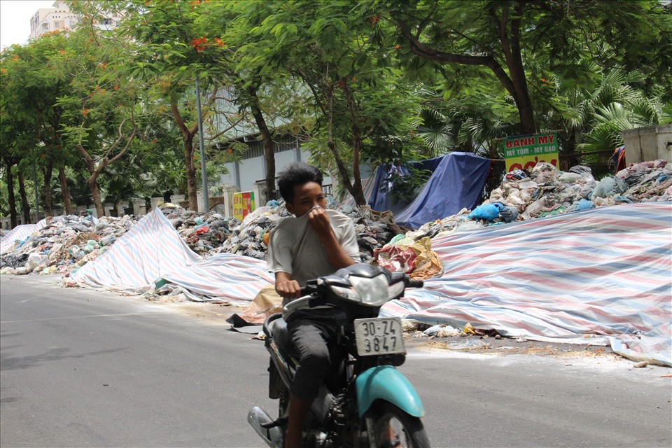 Người đi đường phải nín thở mỗi khi đi qua con đường này bởi mùi hôi thối bốc lên.