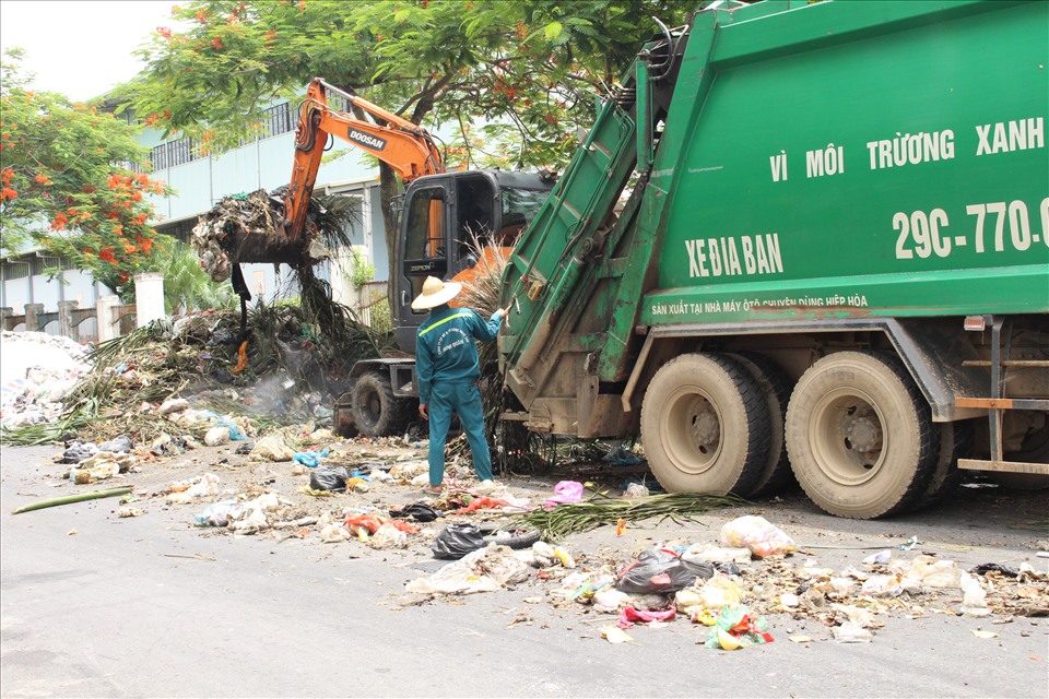 Công nhân vệ sinh môi trường căng mình dọn rác trong những ngày vừa qua.