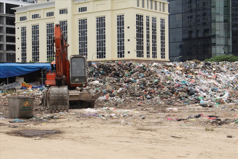 Bãi rác tại phường Dịch Vọng (Cầu Giấy) vẫn chưa có dấu hiệu được xử lý.