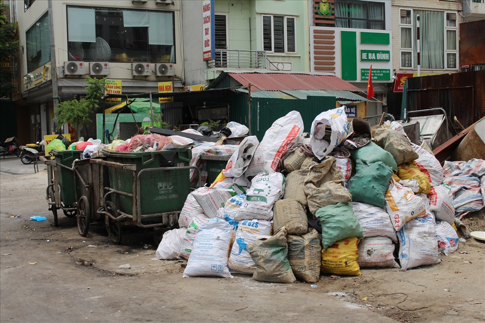 Tại khu phố Linh Lang, công nhân vệ sinh môi trường đã thu dọn xong lượng rác tồn đọng