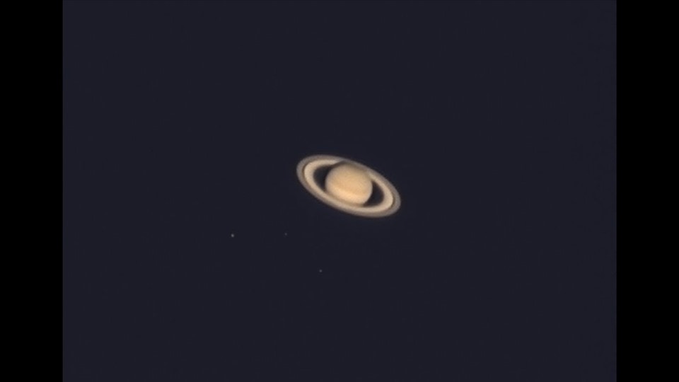 Sao Thổ qua kính thiên văn. Nguồn: J.W.Astronomy.