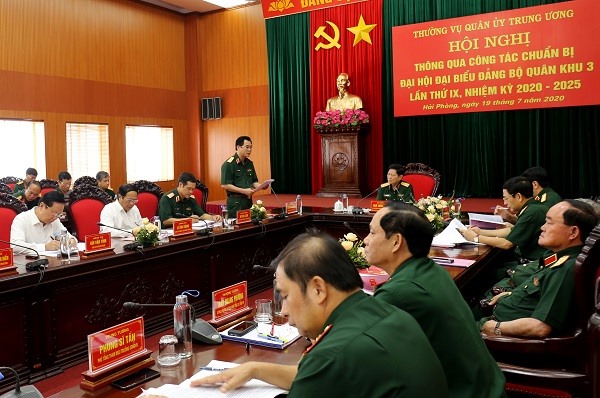 Trung tướng Nguyễn Quang Cường báo cáo tại hội nghị.