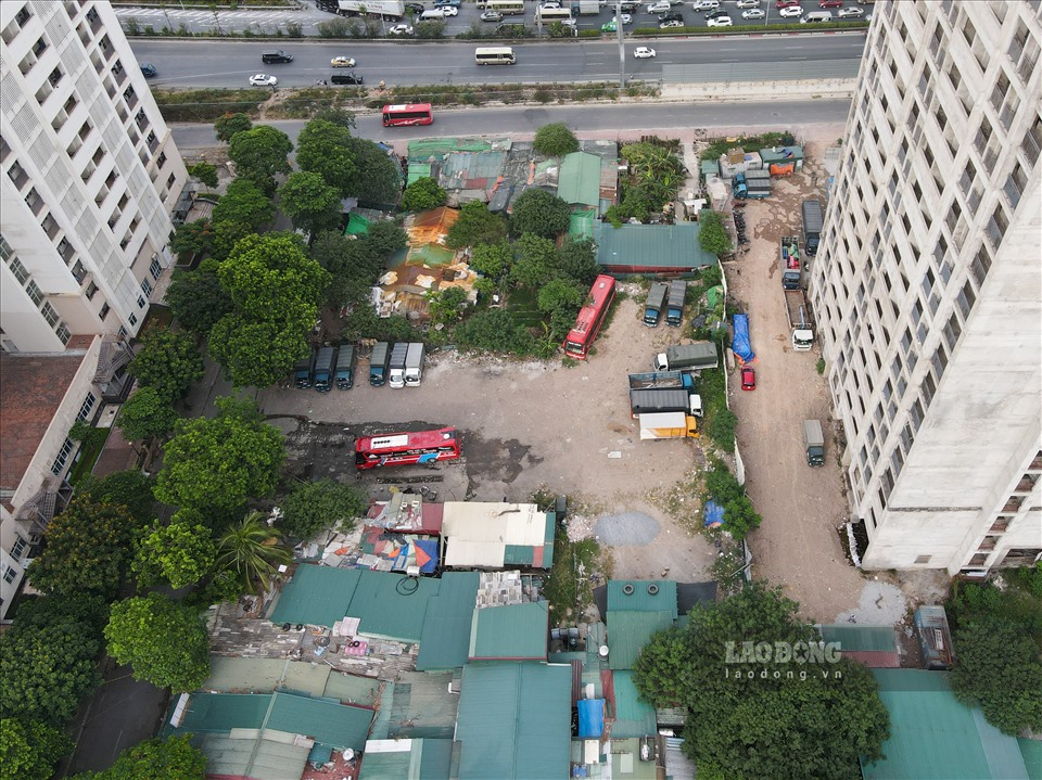 Không khó để bắt gặp những công trình xây dựng, bãi đỗ xe tự phát... trên địa bàn phường Hoàng Liệt. Hình ảnh chụp tại khu ký túc xá Pháp Vân - Tứ Hiệp chiều ngày 19.7.