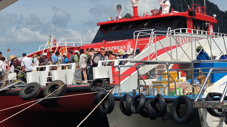 Tàu đưa du khách từ đảo Cô Tô cập cảng Cái Rồng, huyện Vân Đồn. Ảnh: Nguyễn Hùng