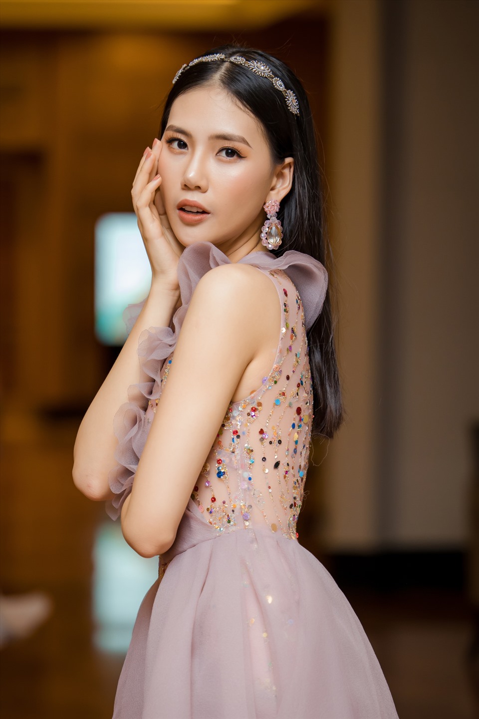 Mặc dù bận rộn, siêu mẫu Quỳnh Hoa vẫn thu xếp ra Hà Nội ủng hộ nhà thiết kế thân thiết - Thảo Nguyễn. Ảnh: Thành Đạt.