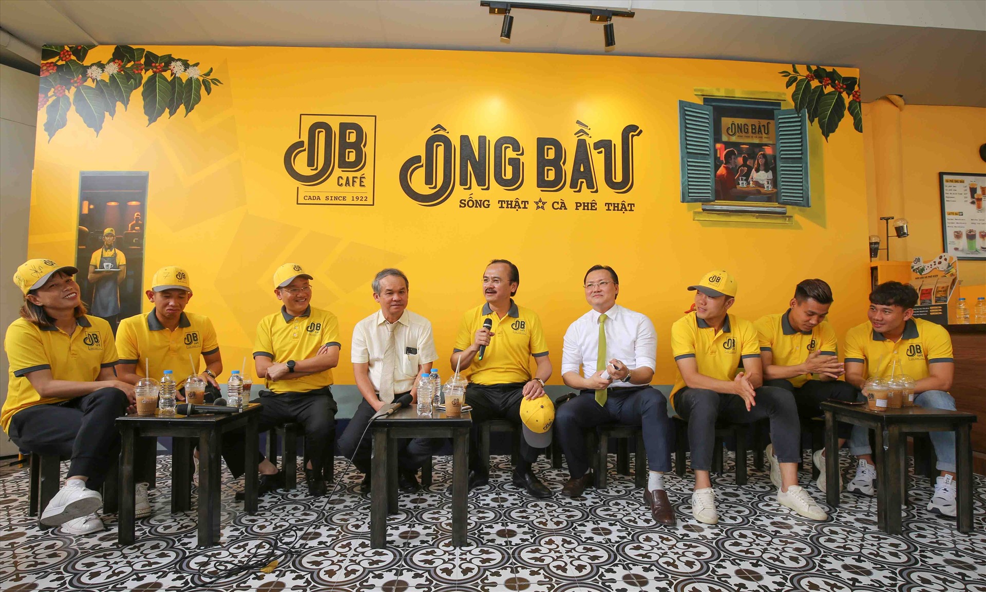 Các ông bàu và cầu thủ tại buổi nói chuyện ra mắt điểm bán thứ 100 của Cà phê Ông Bầu.