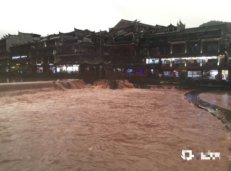 Phượng Hoàng cổ trấn ngập trong biển nước. Nguồn: Taiwan News