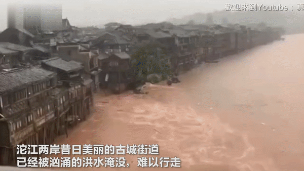 Phượng Hoàng cổ trấn ngập trong biển nước đục ngầu. Nguồn: Real China TV