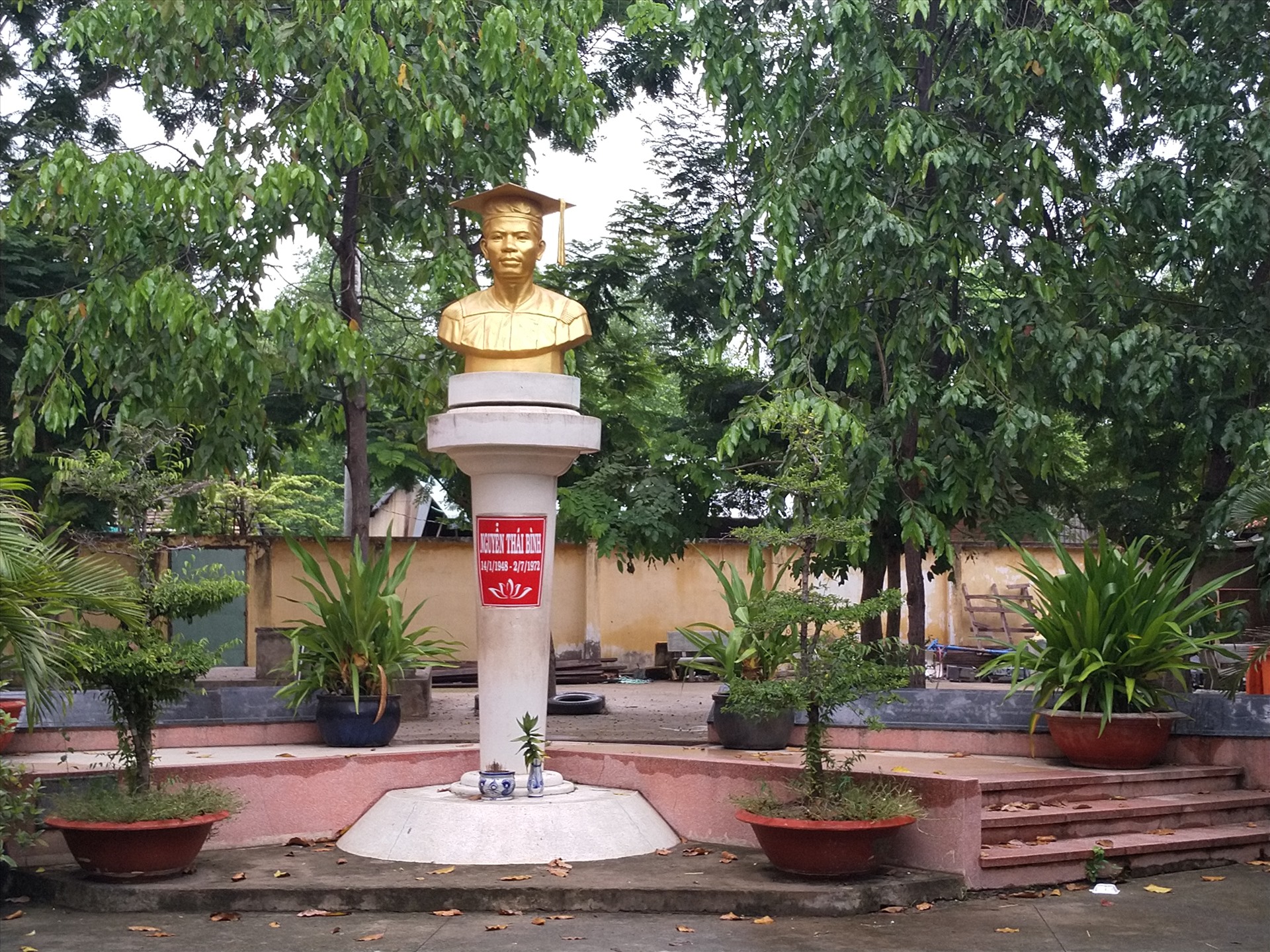 Tượng bán thân Nguyễn Thái Bình trong khuôn viên Trường Tiểu học Nguyễn Thái Bình. Ảnh: K.Q