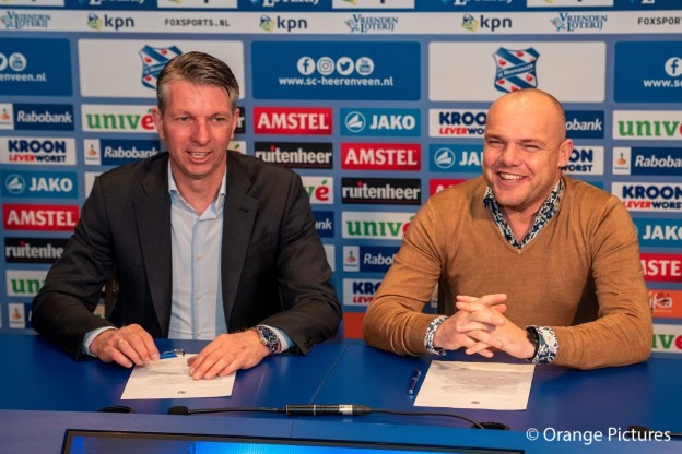 Giám đốc kỹ thuật Gerry Hamstra (trái) và HLV Johnny Jansen đều từng bày tỏ muốn Văn Hậu ở lại lâu hơn với SC Heerenveen. Ảnh: SC Heerenveen.