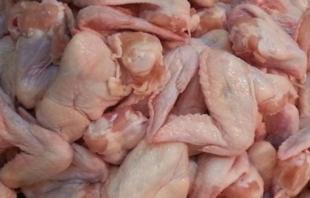 Màu da của cánh gà cũng là yếu tố cho việc đánh giá độ tươi ngon. Ảnh nguồn: AFP.