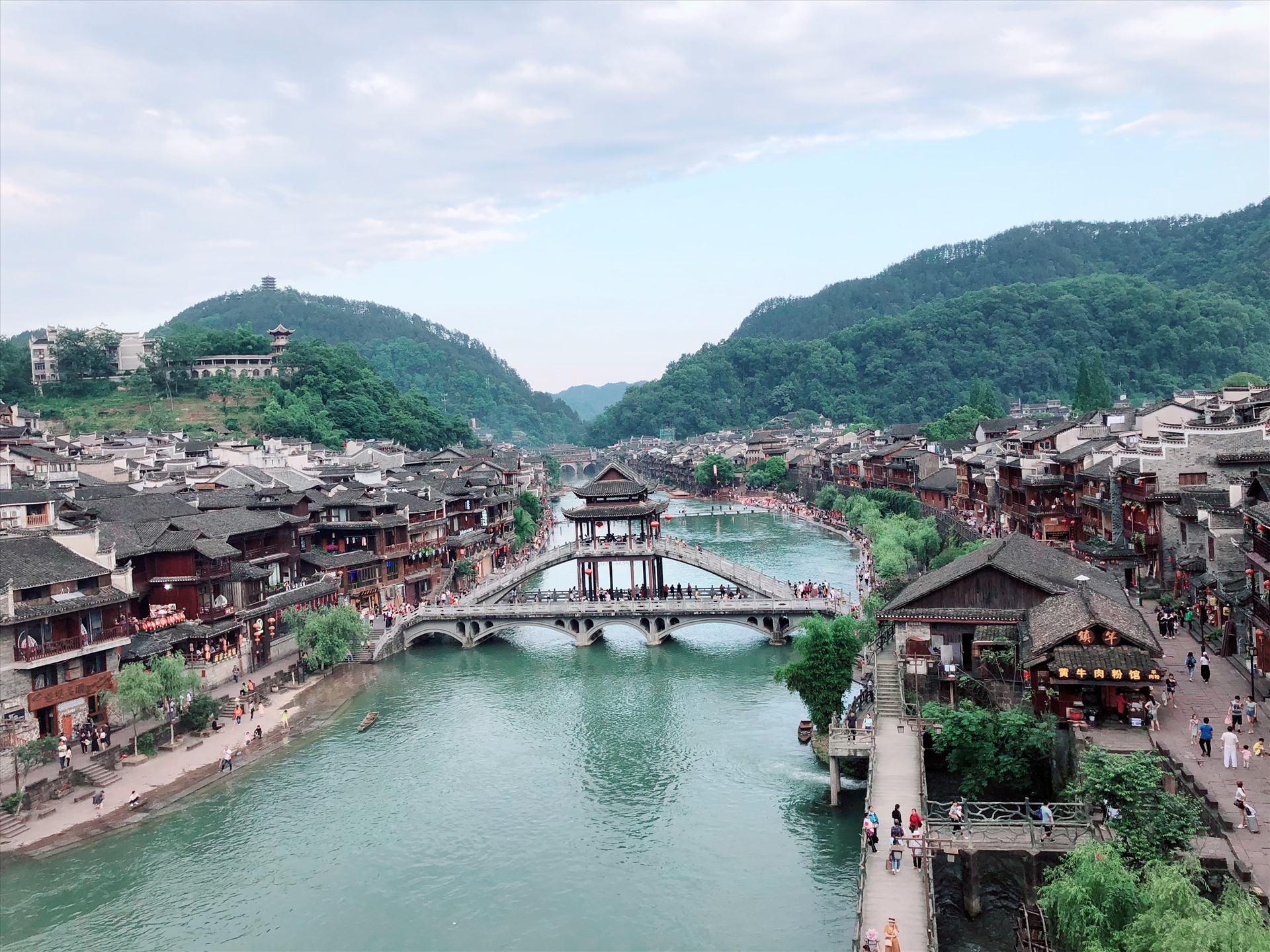 Phượng Hoàng cổ trấn đẹp ngẩn ngơ trước khi ngập trong biển nước lũ