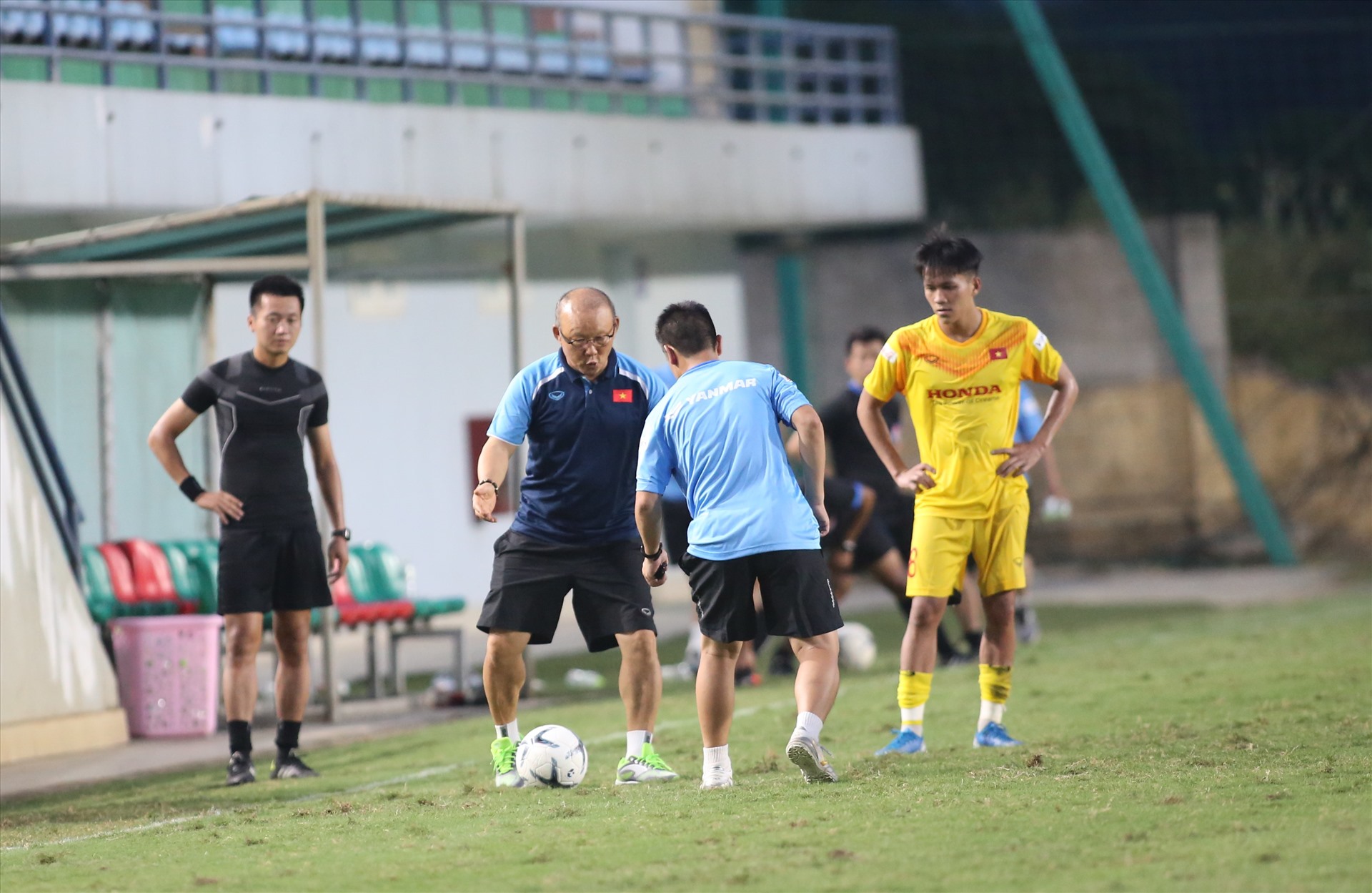 Khi trận đấu kết thúc, tiền đạo bảo Toàn của Hoàng Anh Gia Lai bị huấn luyện viên Park Hang-seo gọi riêng ra để chỉ cách đi bóng khi bị áp sát ở biên.