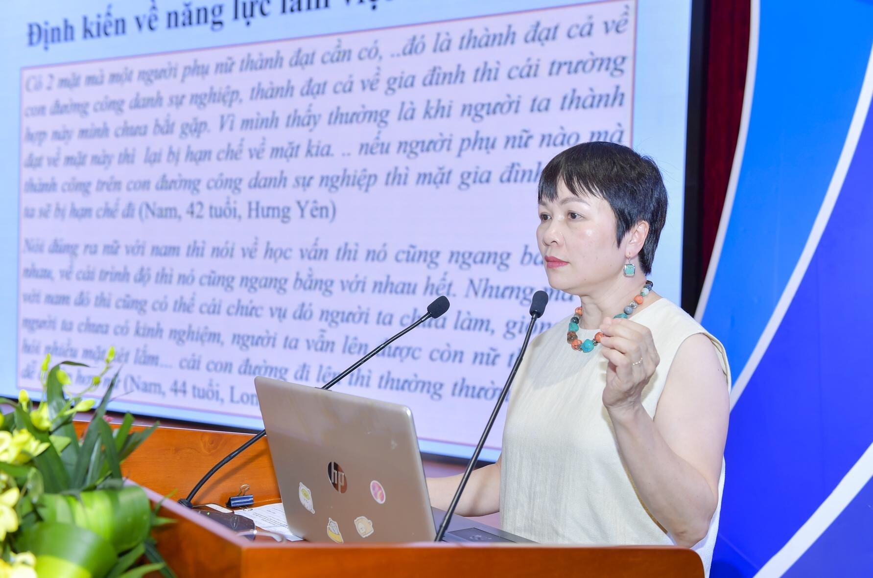 Bà Khuất Thu Hồng - Viện trưởng Nghiên cứu phát triển xã hội, tại một buổi nói chuyện về quyền của phụ nữ. Ảnh: Trần Kiều