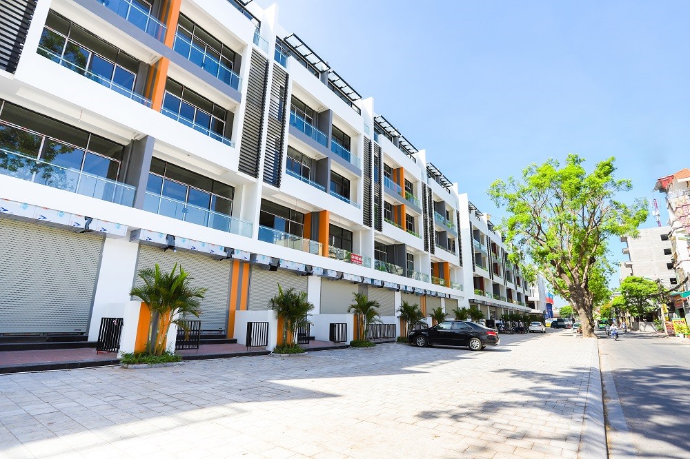 Một dãy Shophouse Bình Minh Garden đối diện mặt đường Đức Giang, Long Biên, Hà Nội.