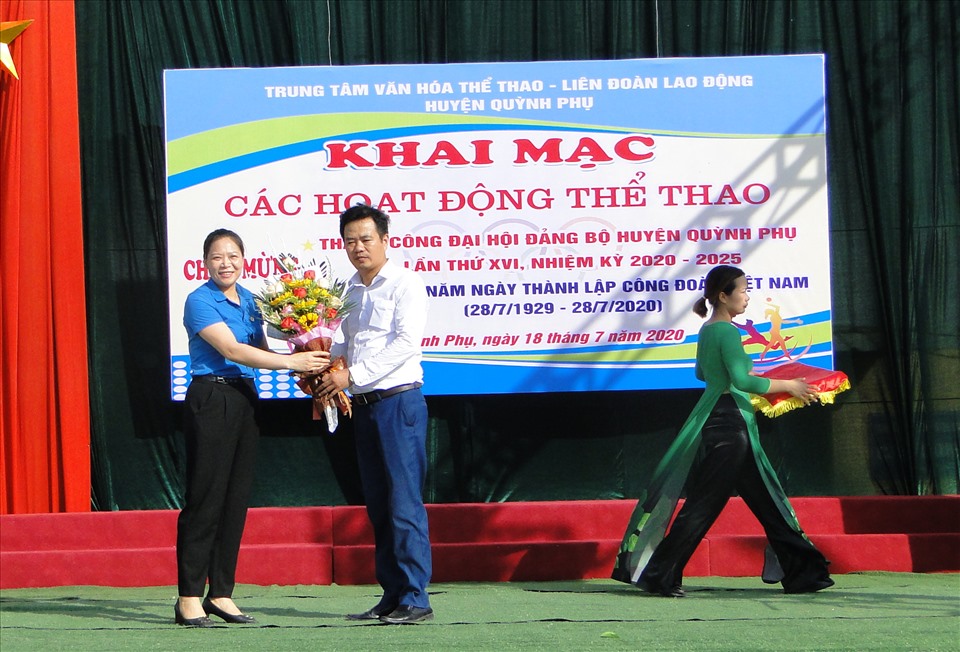 Đồng chí Phạm Thị Như Phong – Phó chủ tịch LĐLĐ tỉnh - tặng hoa chúc mừng. Ảnh: Bá Mạnh