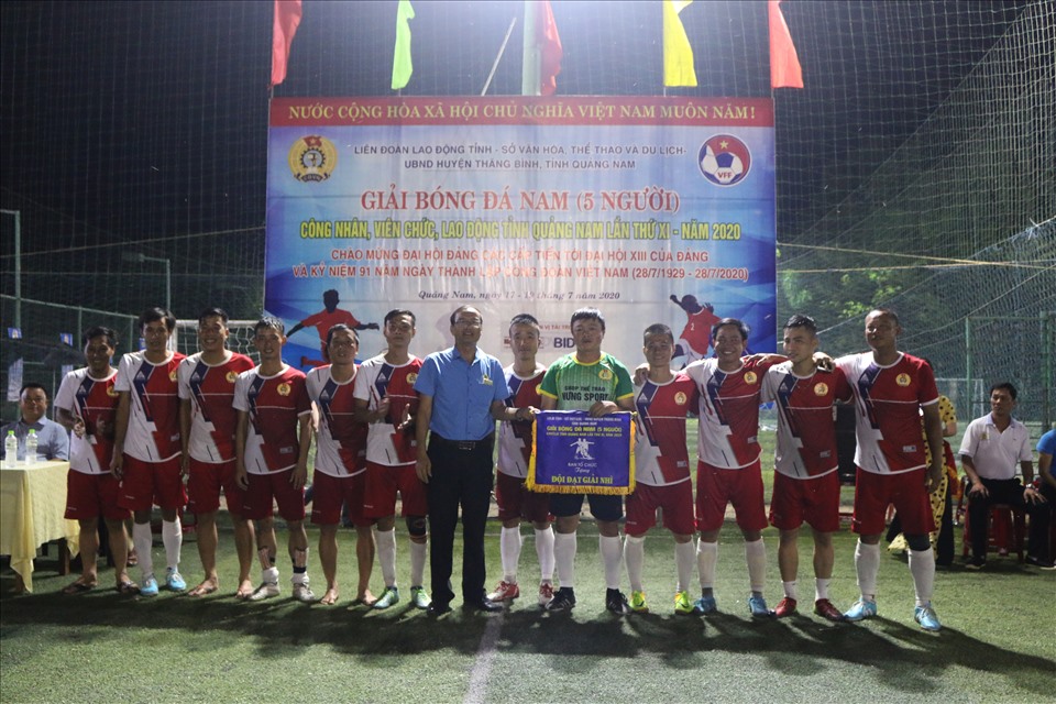 Ông Lưu Văn Thương - Phó Chủ tịch LĐLĐ tỉnh Quảng Nam - Trưởng Ban tổ chức trao giải Nhì cho đội bóng LĐLĐ thị xã Điện Bàn.