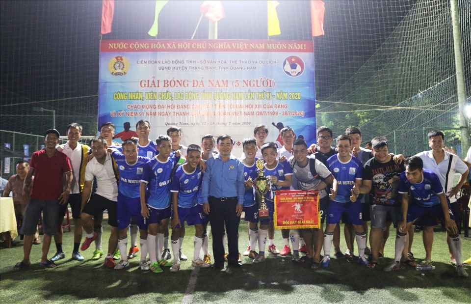 Ông Phan Xuân Quang - Chủ tịch LĐLĐ tỉnh Quảng Nam trao cờ lưu niệm và cup vô địch cho đội bóng Công đoàn Ngành Xây dựng tỉnh Quảng Nam.