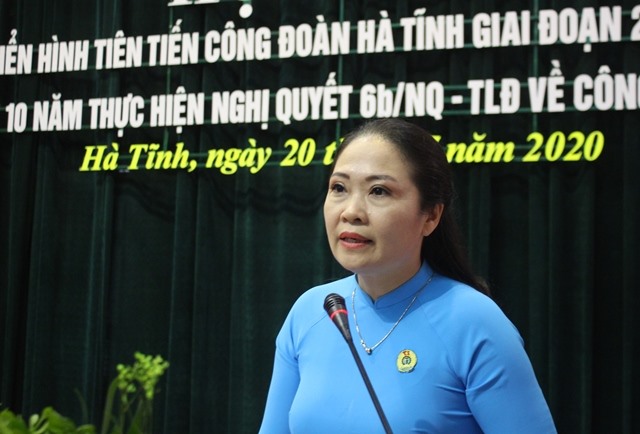 Bà Lê Thị Hải Yến - Phó Chủ tịch LĐLĐ Hà Tĩnh phát động thi đua giai đoạn 2020 - 2025. Ảnh: Trần Tuấn.