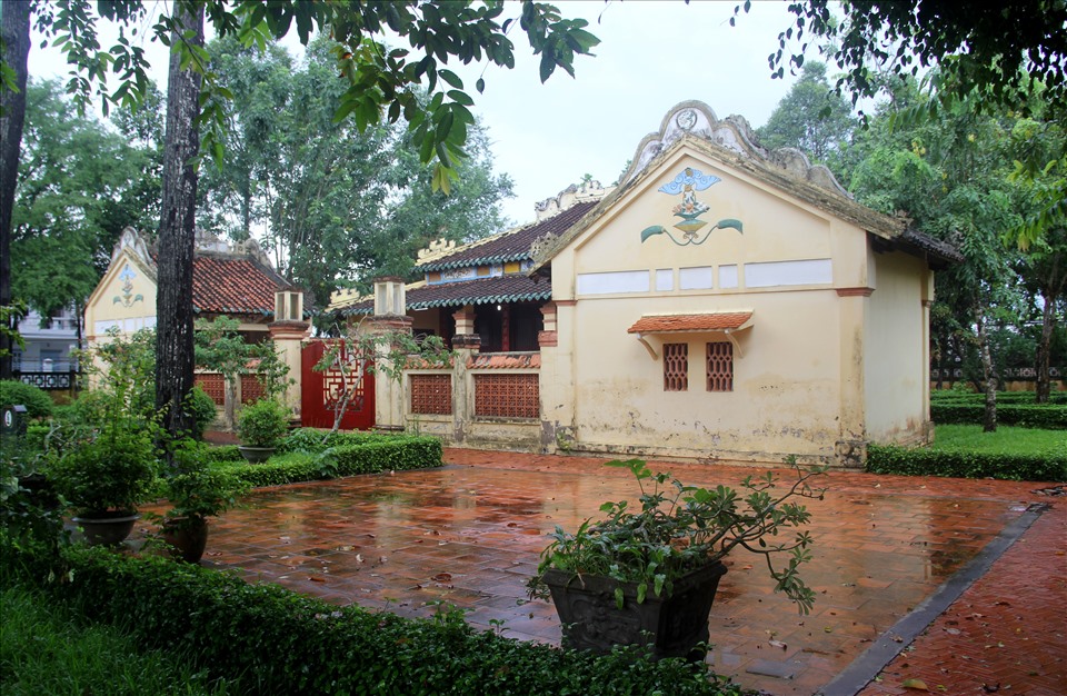 Khổng Thánh Miếu trước kia đơn sơ, cột cây mái ngói trên nền đất, năm 1903 mới được thay bằng cột gỗ căm xe, lót gạch tàu, lợp ngói đại và ngói ống. Miếu thờ Đức Khổng Tử có nhiều cặp liễn đối và hoành phi mang giá trị lịch sử văn hoá và cho thấy lòng hiếu học của dân chúng Nam kỳ.