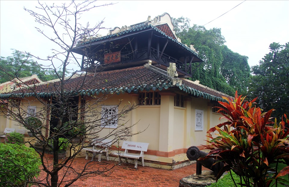 Tụy Văn Lâu (còn gọi là Văn Xương Các) nằm ngay bên phải lối vào khu di tích, hai bên có hai khẩu thần công.