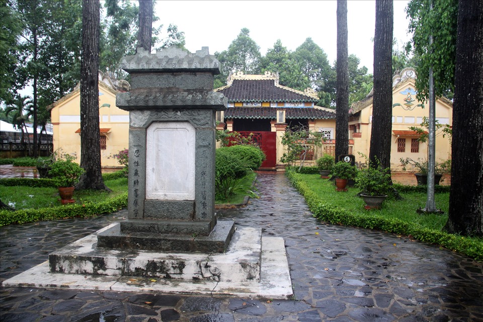 Công trình được xây dựng từ năm 1864, hoàn thành cuối năm 1866 với sự chủ trì của Kinh lược đại thần Phan Thanh Giản, Đề học Nguyễn Thông, sự đóng góp của nhiều đại thần cựu trào cùng sĩ phu và nhân dân ba tỉnh Vĩnh Long, An Giang, Hà Tiên.