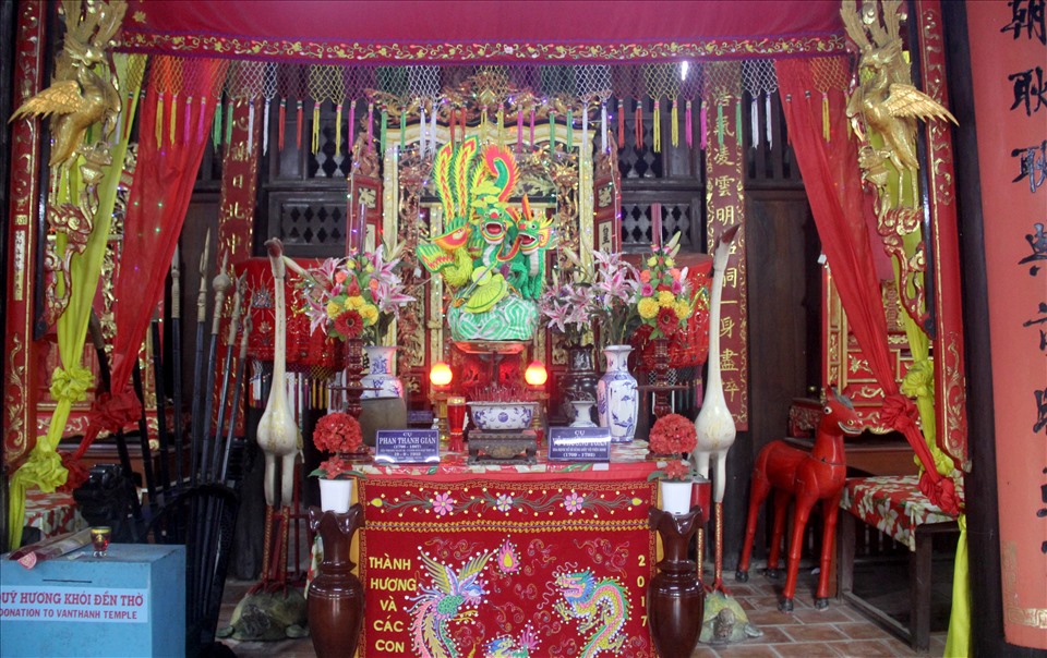 Trên gác Văn Xương Các là nơi cất sách và thờ Văn Xương Đế Quân, một vị tinh quân chủ quản việc thi cử học hành. Tầng dưới, gian giữa là nơi văn nhân thi ngồi đàm đạo, phía sau là khám thờ chạm trổ tinh vi, trong đặt hai bài vị, có câu đối ca tụng hai sĩ tử đứng đầu đất Gia Định là Võ Trường Toản và Phan Thanh Giản.