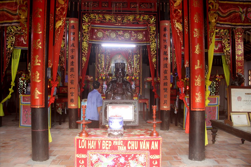 Tượng đức Khổng Tử được đặt thờ ở giữa.