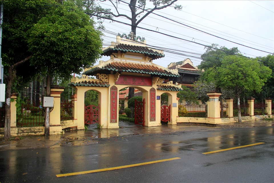Phía trước của văn Thánh Miếu là cổng Tam quan nằm trên đường Trần Phú, bên dòng sông yên tĩnh.