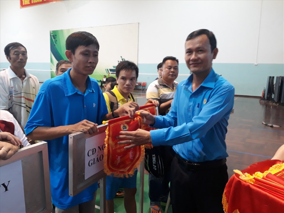 Ông Hoàng Khắc Tinh - Phó Chủ tịch LĐLĐ tỉnh Tiền Giang - tặng cờ cho các đội tham dự giải. Ảnh: K.Q