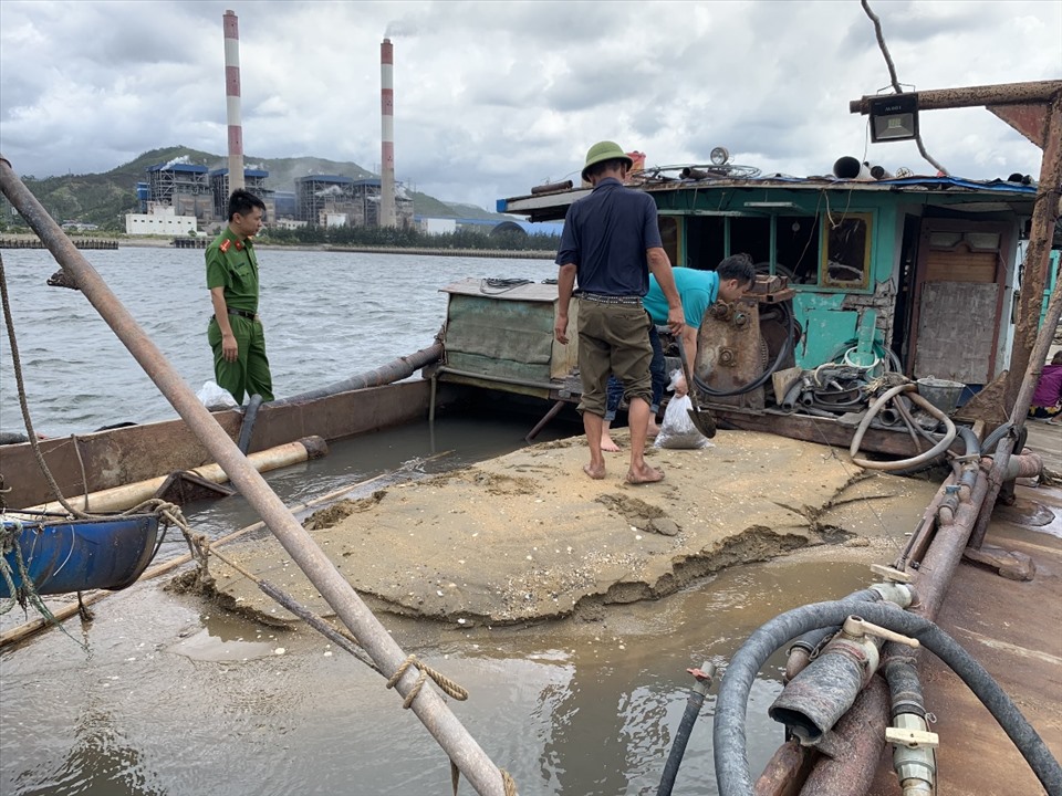 Một trong số 3 chiếc tàu hút cát trái phép tại địa bàn TP. Cẩm Pha bị Công an Quảng Ninh bắt quả tang. Ảnh: Nguyễn Khánh