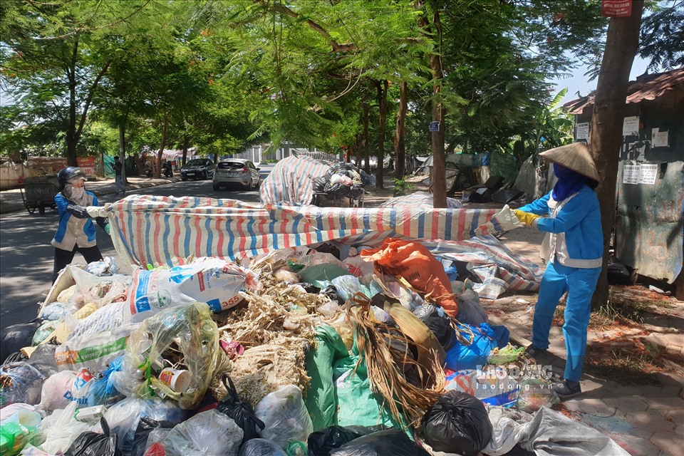 Công nhân môi trường làm việc hết công suất khi bãi rác Nam Sơn bị chặn. Ảnh: Giang Đông