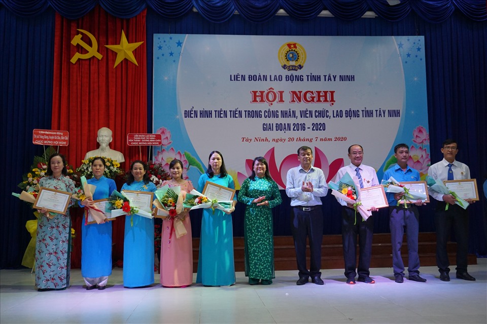 Các đồng chí lãnh đạo trao tặng BK của LĐLĐ tỉnh cho các tập thể, cá nhân điển hình tiên tiến.