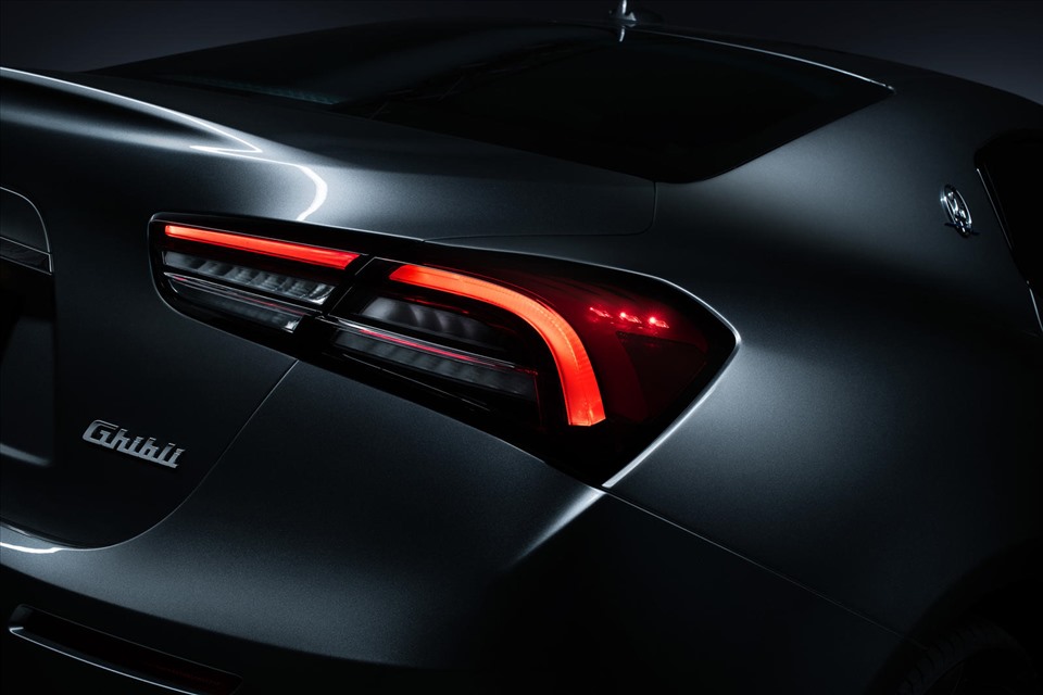 Cụm đèn hậu LED có tạo hình boomerang thanh mảnh và sắc sảo hơn. Thiết kế này được lấy cảm hứng từ lấy cảm hứng từ mẫu 3200 GT và chiếc xe ý tưởng Alfieri của Maserati.