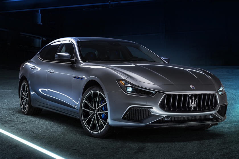 Maserati vừa trình làng mẫu xe sử dụng động cơ xăng lai điện đầu tiên trong lịch sử của mình, chiếc Maserati Ghibli Hybrid 2021 mới. Đây được xe là bước chuyển mình quan trọng trong hơn 100 năm lịch sử của hãng xe thể thao Italy. Giữa kỷ nguyên điện khí hóa của ngành công nghiệp ôtô trong vài chục năm qua, Maserati từng là cái tên nổi tiếng với triết lý trung thành sử dụng động cơ đốt trong.