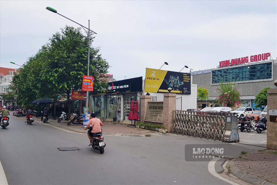 Tuy nhiên, hiện tại, khu đất này đã có hàng chục ki-ốt, được chủ đầu tư Vinh Quang Group cho “mọc” lên, trong khi nhu cầu về bãi đỗ xe của người dân các khu đô thị ngày một tăng cao.