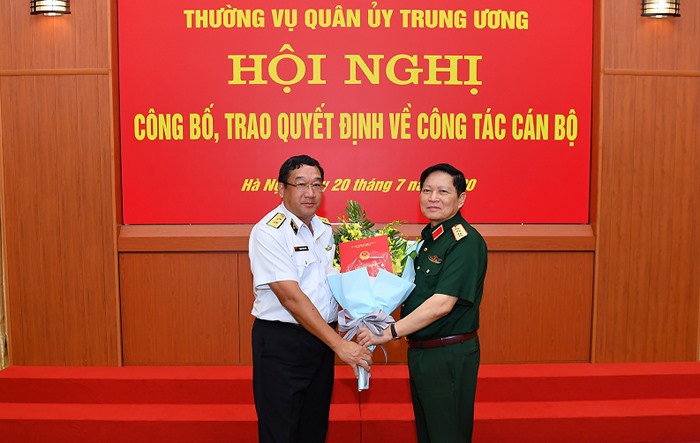 Đại tướng Ngô Xuân Lịch trao Quyết định Thứ trưởng Bộ Quốc phòng đối với Phó Đô đốc Hải quân Phạm Hoài Nam.