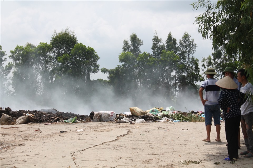 Người dân bức xúc vì bãi rác ô nhiễm nằm rất gần khu dân cư. Ảnh Đặng Luân