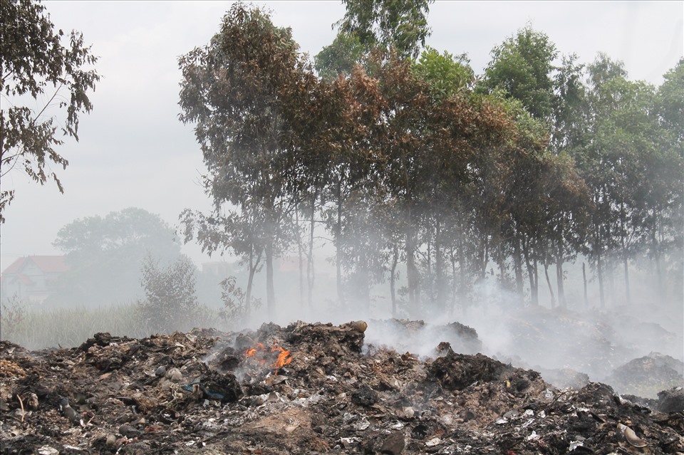 Bãi rác cháy từ ngày 18.7 đến nay chưa được dập tắt khiến hàng trăm hộ dân sống trong cảnh khổ sở vì mùi khét, khó chịu. Ảnh Đặng Luân