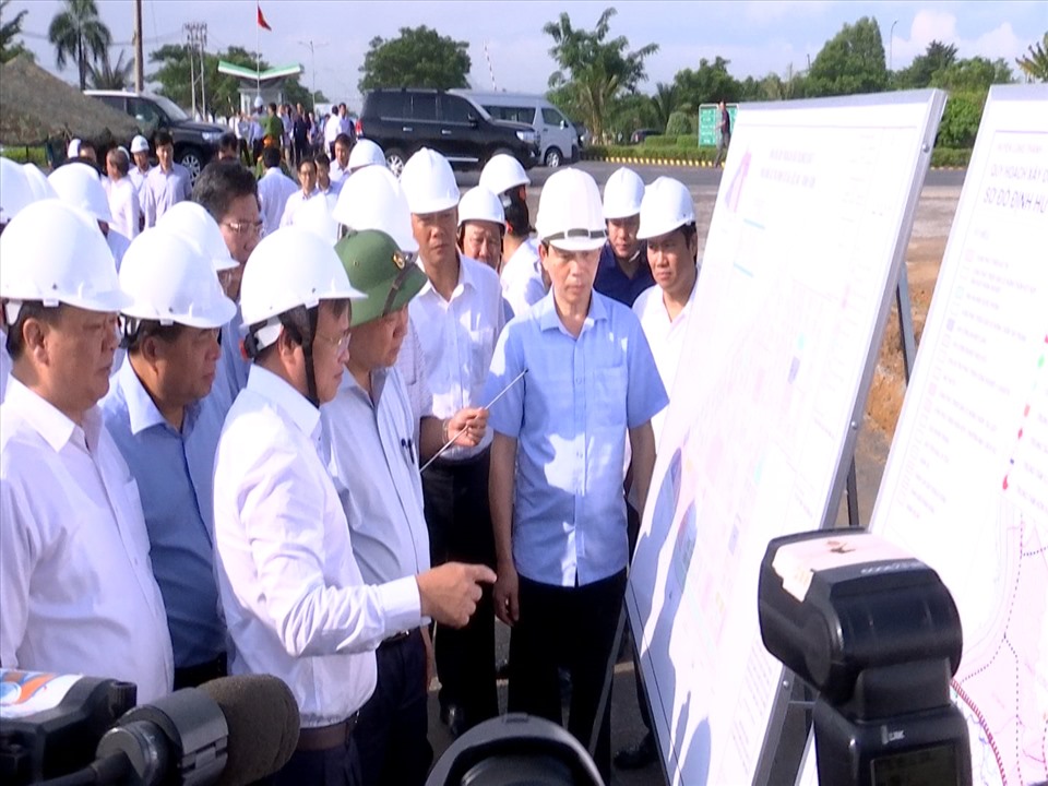 Thủ tướng Nguyễn Xuân Phúc khảo sát việc triển khai xây dựng khu tái định cư Lộc An - Bình Sơn. Ảnh: Hà Anh Chiến