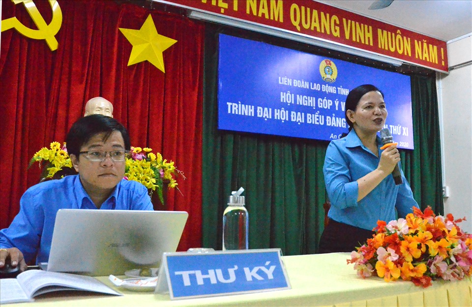 Bà Phan Thị Diễm phát biểu gợi ý nội dung đóng góp văn kiện. Ảnh: LT