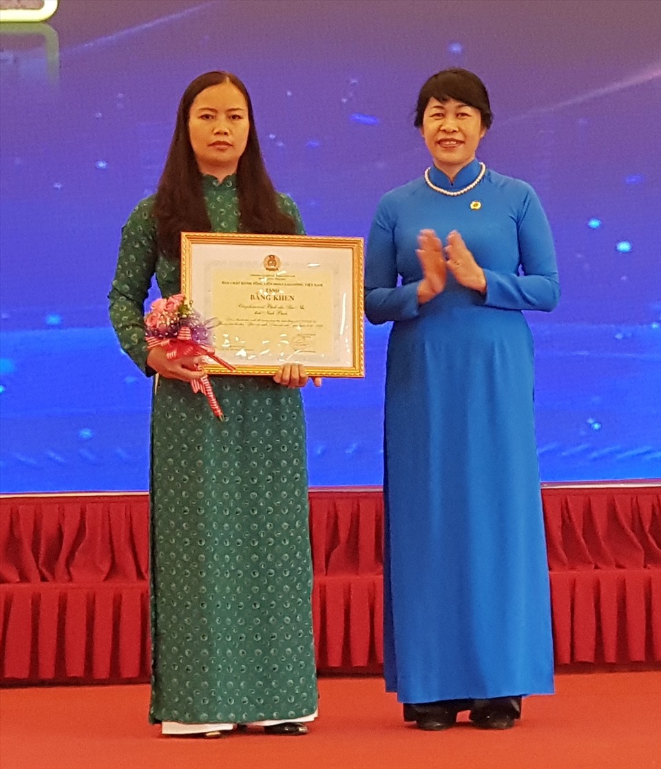Bà Trịnh Thanh Hằng, Trưởng Ban nữ công Tổng LĐLĐ Việt Nam trao bằng khen của Tổng LĐLĐ Việt Nam cho 1 tập thể và 1 cá nhân tiêu biểu. Ảnh: NT