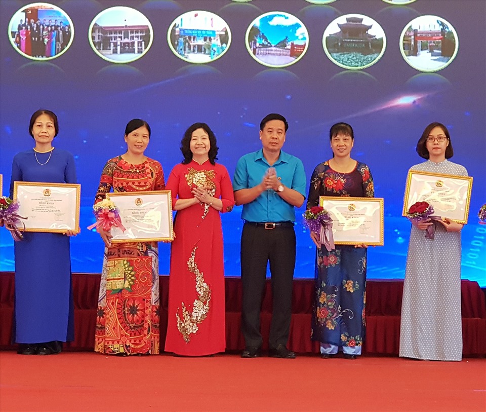 Đại diện lãnh đạo LĐLĐ tỉnh Ninh Bình trao bằng khen của LĐLĐ tỉnh cho các tập thể và cá nhân tiêu biểu. Ảnh: NT