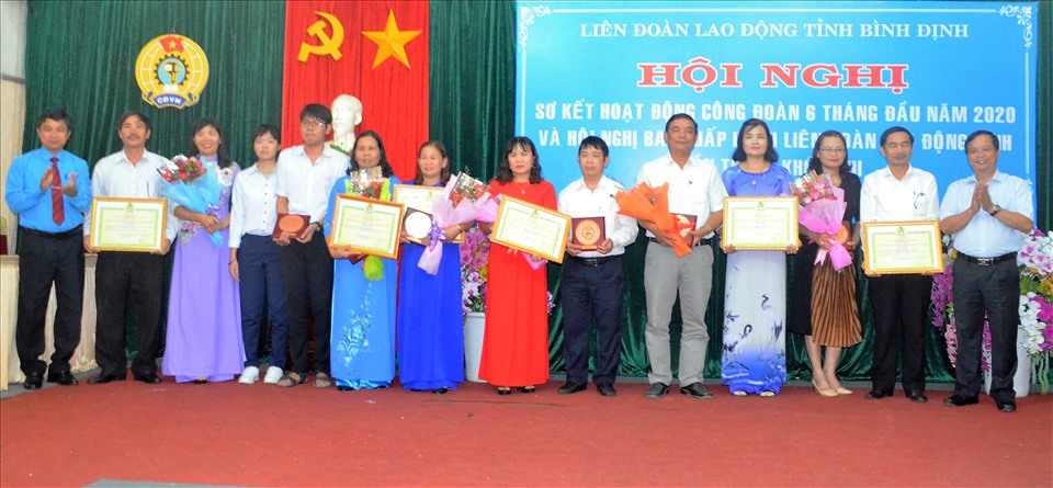 Lãnh đạo tỉnh và LĐLĐ Bình Định trao tặng thưởng gia đình thành đạt cấp tỉnh