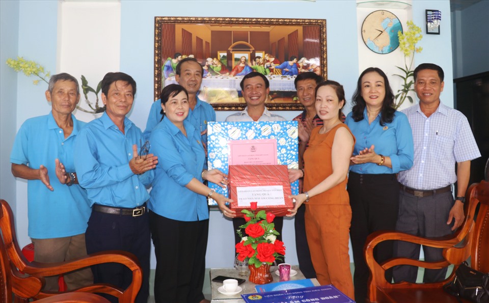 LĐLĐ Kiên Giang, LĐLĐ huyện Châu Thành... tặng quà cho đoàn viên Võ Minh Đức đón nhà mới. Ảnh: NQH