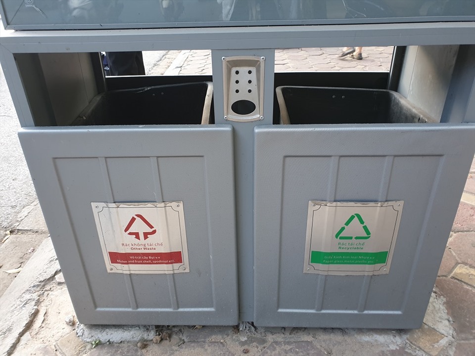 Mỗi thùng rác đều được chia thành 2 ngăn: rác tái chế, rác không tái chế.