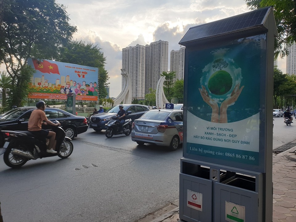 Hàng loạt thùng rác công nghệ được bố trí tại các tuyến đường trên địa bàn Thành phố Hà Nội. Ảnh: Thảo Anh