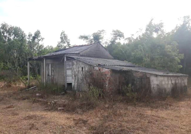 Một ngôi nhà bỏ hoang trong khu tái định cư. Ảnh: Lê Phi Long