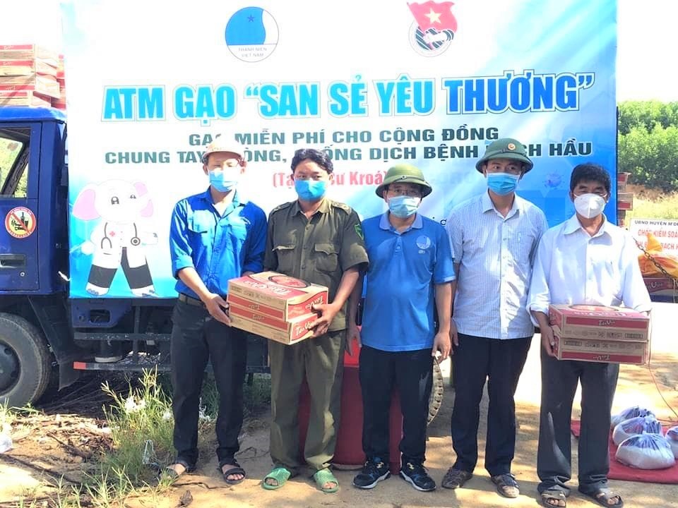 Huyện đoàn M'Đrắk tái khởi động ''ATM gạo'' để hỗ trợ bà con vùng dịch. Ảnh N.T