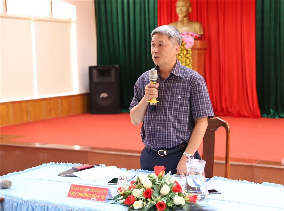 Thứ trưởng Bộ Y tế Nguyễn Trường Sơn đánh giá cao công tác chống dịch bạch hầu của Đắk Lắk. Ảnh B.T